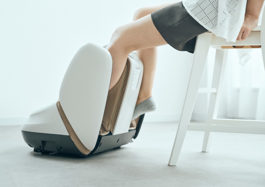 脚の出し入れが簡単「背面フリー」構造